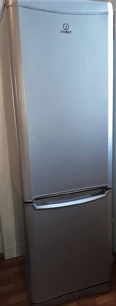 Двухкамерный холодильник Индезит-в серебре"