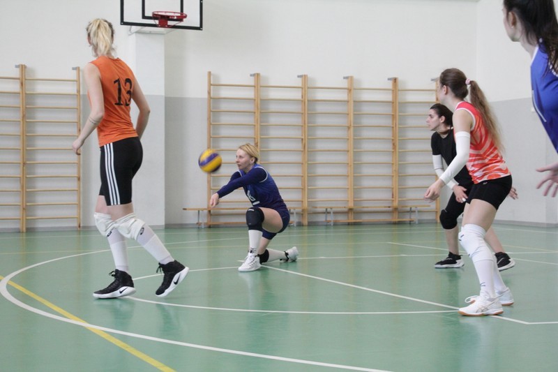 Тренировки в волейбольной школе N1 в Мытищах