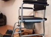Новое инвалидное кресло с санитарным устройством (съемное)