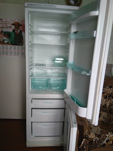 Двухкамерный холодильник "Стинол".