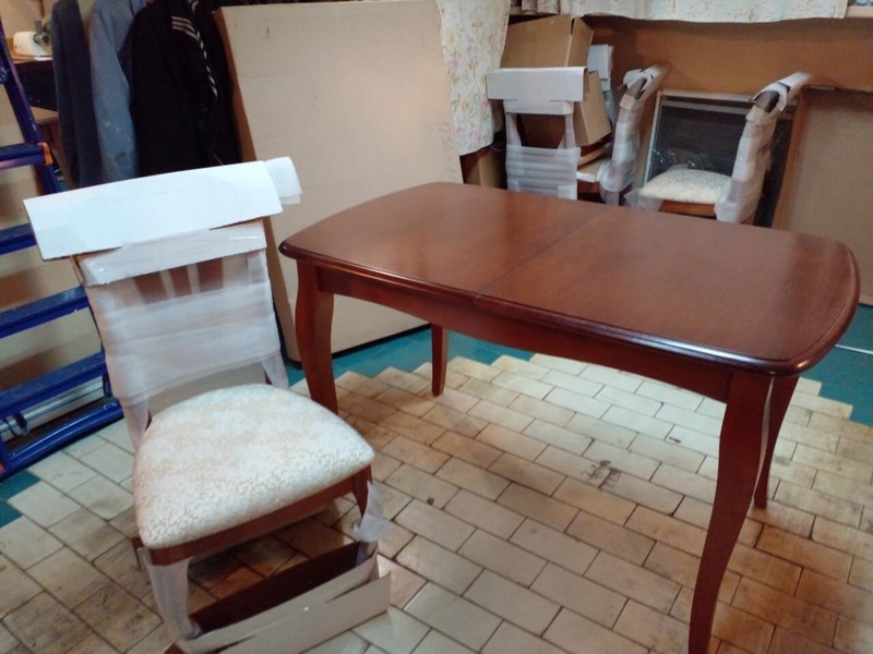 Продажа обеденного стола с четырьмя стульями