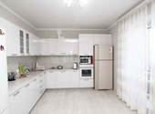 Продаётся просторная светлая 2-к. квартира 76 кв. м. с кухней 18 кв. м. и хорошим ремонтом в новом доме!