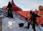 Уборка снега с крыш в Москве