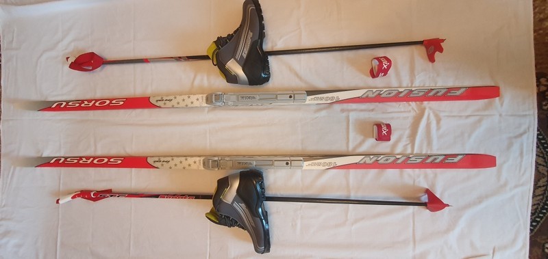 Продаю новый лыжный комплект: лыжи пластик + палки + ботинки