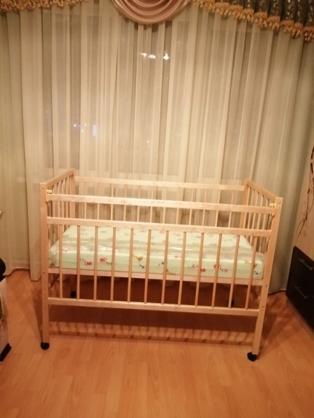 Продам детскую кровать для новорожденных с матрасом.