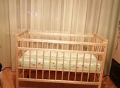 Продам детскую кровать для новорожденных с матрасом.