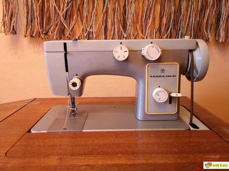 Швейная машинка купить недорого бу. Чайка 142м швейная. Швейная машинка Чайка 142. Швейная машина Chayka 142м. Машинка Чайка 142м.