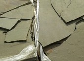 Камень серо-зеленый натуральный песчаник природный пластушка
